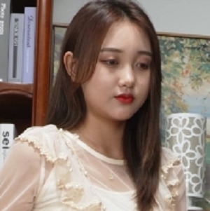 《 李晓丽》展示她的性感的39码大脚丫 裸足