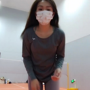 《贝贝贝贝塔》体育场打羽毛球最美的风景