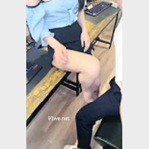 Twitter网吧女神《泽美》电竞椅自我安慰