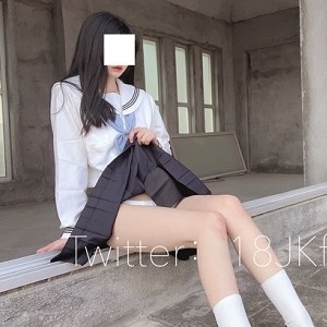 Twitter短暂复出的粉嫩可爱美少女（momo桃乃木圆），今天她走的是日系水手服主题，火辣身材性感酷似高圆圆！[1.8