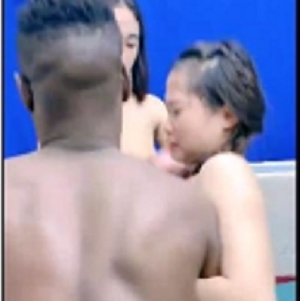 被黑R干哭的年轻嫩妹子，黑白配，3V，1.7G