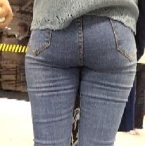 美女在地铁上街拍，展示了她穿着紧身牛仔裤时翘臀的迷人身姿