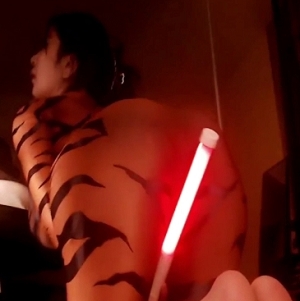 付费定制的紧身衣，上帝视角的光棒磨B，1V和586M的百度盘