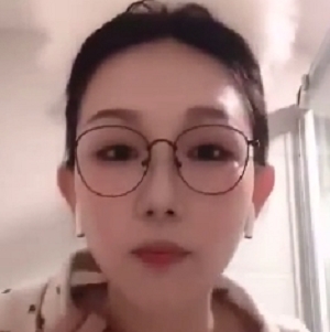 东北眼镜姑娘与男友视频通话时情难自禁，自摸挑逗，洗澡视频展示百度盘