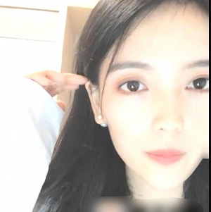 岳月yue直播：岳月yue在微信上进行直播，内容包括小奶猫的抵抗力、礼物、内部直播间等。视频中有自拍和清纯的身段，展示