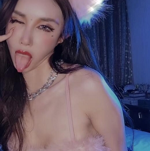 孟晓艺的视频作品：红睡裙COS，拍卖直播间的榜一粉丝