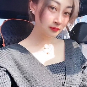 尹美美哒的最新作品合集：漂亮身材的快手女神，3000/6000软妹币购买，充满韵味的美貌和视觉体验。定制的1.43G视频