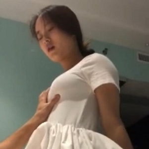 极美反差婊：嫩妹清纯私下生活皮肤下载